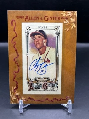 Allen and Ginter 2025 #MA-CJ Chipper Jones mini autógrafo Salón de la fama Atlanta Braves Foto 1 de 2