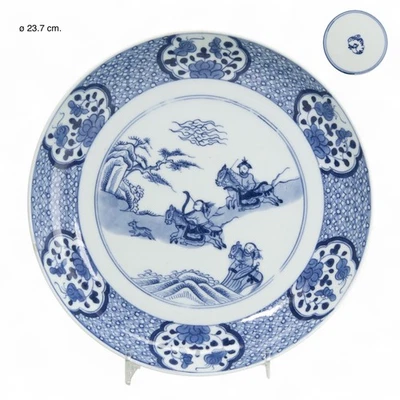 Plato chino, porcelana azul y blanco, escena de caza, siglo XIX. Foto 1 de 4