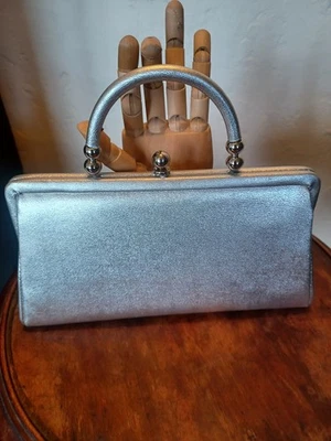 Cartera sin asas vintage de mediados de siglo de los años 50/60 metálica plateada de imitación de cuero Foto 1 de 4