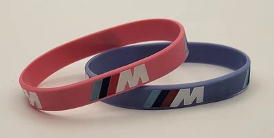 LOT DE 2 BRACELETS SILICONE LOGO BMW COLORIS ROSE ET BLEU  ! NEUF ! - Imagen 1 de 4