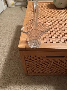 Duncan Miller Glaskorb Vase mit hohem Henkel und floralem Design - Bild 1 von 6