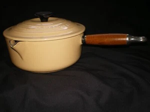 Le Creuset #20 France Lite gelb Emaille Gusseisen Kochtopf mit Ausguss Holzgriff - Bild 1 von 10