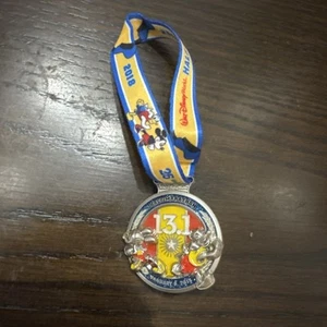 DLR - Disney Halbmarathon Pin 6. Januar 2018 — Mickey und Donald - Bild 1 von 2
