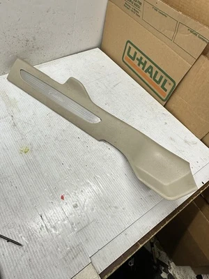 06-11 CADILLAC DTS LWFT REAR DOOR STEP SILL ROCKER COVER TRIM PLATE MOLDING S6 - Image 1 of 4