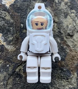 Bricks Style Minifigure Female Astronaut. LED Lighted Helmet - Picture 1 of 8
