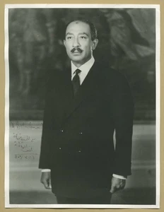 Anwar Sadat (1918-1981) - President of Egypt - Nobel prize - Signed photo - 1977 - Picture 1 of 3