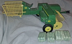 ERTL 1:16 Scale Diecast John Deere Model #585 Square Hay Baler W/ 4 Bales - Picture 1 of 10