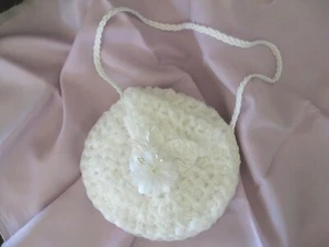 NEU HANDARBEIT ~ runde weiße gehäkelte Hochzeit/Braut Handtasche/Tasche ~ Blumendetail. - Bild 1 von 7