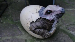 Dinosaurier Figur Dino Schlüpft Aus Ei Gartenfigur Skulptur Werbefigur Garten 3 - Bild 1 von 5