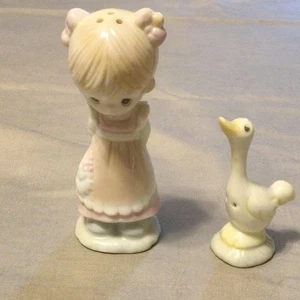 Salero y pimentero Precious Moments vintage niña y ganso - Imagen 1 de 5