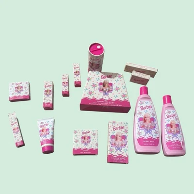 Lote de 15 Lápiz Labial Avon Barbie Maquillaje Rubor Burbuja Baño Colonia Spray Bálsamo Labial Foto 1 de 4