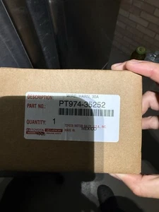 Toyota Tacoma Wiring Harness 2024 2025 Genuine OEM PT974-35252 NEW SEALED - Afbeelding 1 van 1
