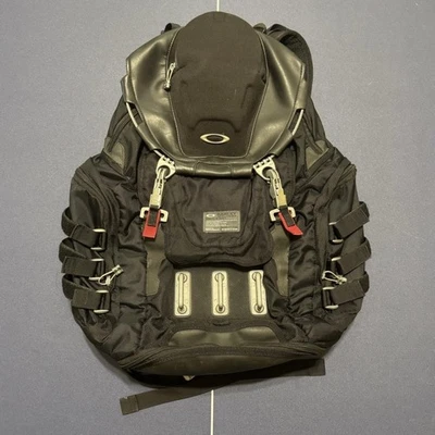 Mochila de cozinha Oakley vintage dos anos 2000 OG preta com detalhes vermelhos - Imagem 1 de 4