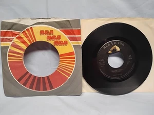 Bobby Bare Miller's Cave / Jeannies Last Kiss 45 RPM RCA Victor 47-8294 1963 - Imagen 1 de 3