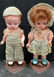 Muñecas de celuloide Knickerbocker vintage - niño y niña en soportes - Imagen 1 de 6
