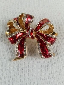 Macy's Holiday Brosche rote Schleife goldfarben rot Emaille Glitzer mit Strass  - Bild 1 von 5