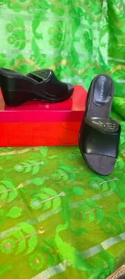 Sapato aerossol couro preto tamanho 5 mula wedge novo na caixa forrado de camurça primavera verão - Imagem 1 de 4