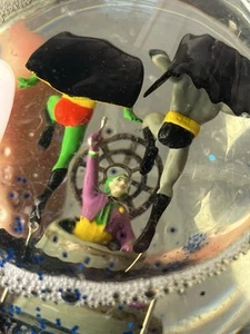 Vintage Batman & Robin vs Joker Schneekugel - DC Comics Wasserkugel - 3D Szene - Bild 1 von 19