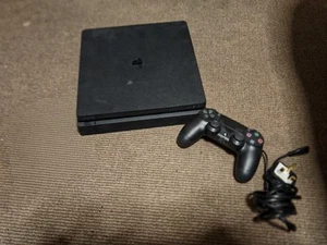 Sony PlayStation 4 Slim 500GB Console - Nera viene fornita con controller  - Foto 1 di 3
