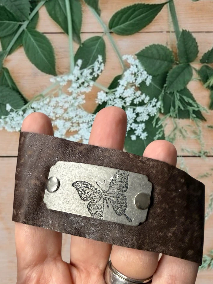 "Antiguo brazalete cadena placa mariposa metal imitación cuero 2"" de ancho vintage años 80" Foto 1 de 4