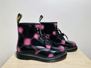 Dr. Martens 31815 Arcadia stivali stringati pelle liscia rosa nero nuovi senza scatola taglia 10L 9M - Foto 1 di 7