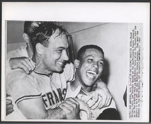 Foto original de cable BB 1962 - Joy in Giants Dressing Room - Imagen 1 de 1