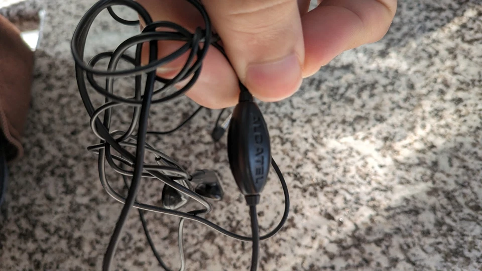 WIRED ALCATEL EARPHONES HEADPHONES HANDSFREE MIC 3.5MM HEADSET EARBUDS CELLPHONE - Image 1 of 4