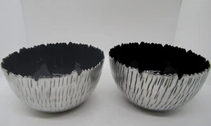 2x schöne moderne indische Schalen aus poliertem Metall/Emaille, 1 schwarz, 1 grau.  - Bild 1 von 12