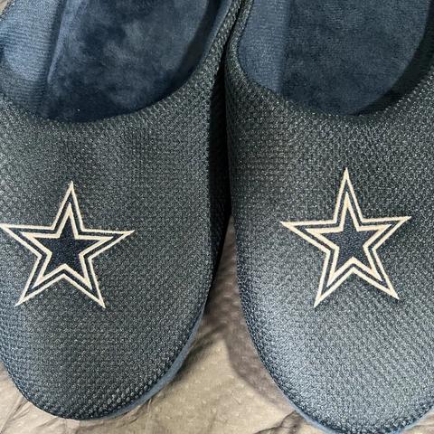 Dallas Cowboys  Slippers Size Mens Medium 9-10 Plush Lined Slip On Embroidered Cover