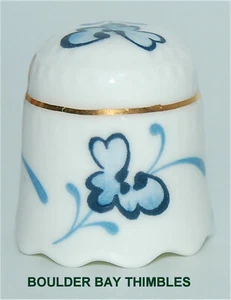 BLUE & WHITE THIMBLE - Bonita mariposa con borde inferior festoneado - Imagen 1 de 3