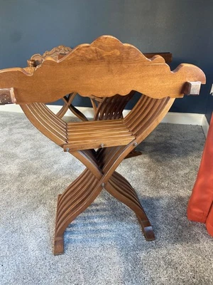 Mesa y sillas Savonarola vintage con juego de ajedrez de mármol.  Foto 1 de 4