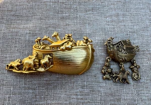 Lote de colección de 2 broches firmados en forma de arca de Noé, AJC y Avon Estate - Imagen 1 de 7