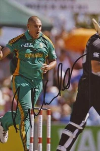 SOUTH AFRICA: RORY KLEINVELDT SIGNED 6x4 ODI ACTION PHOTO+COA - Picture 1 of 1