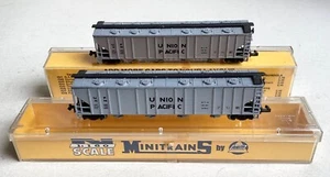 AHM - N Gauge, 4446 - X2 UNION PACIFIC 4-BAY COVERED HOPPER CARS #11136 (Boxed) - Picture 1 of 9