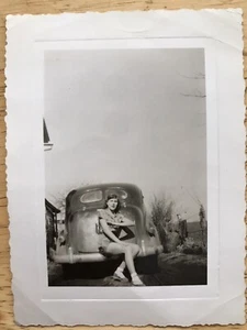 Fotografia d'epoca bella donna con bella vecchia auto anni 40 bianco e nero - Foto 1 di 6