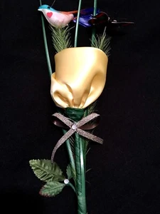 "The Nancy Rose" einzigartiger handwerklicher gelber Satinstoff Rose. - Bild 1 von 3