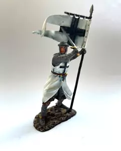 ZINNSOLDAT 54 MM Standardträger des Deutschen Ordens, 13 C. - Bild 1 von 2