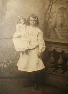 Foto de gabinete de niña con muñeca - Imagen 1 de 17