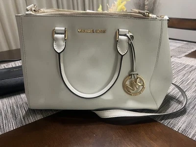 Cartera grande Michael Kors Sutton OPTIC WHITE de cuero Saffiano Foto 1 de 4
