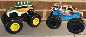 Juego de 2 Monster Trucks 1:64 Super Mario Demolición y Carreras #68 Azul/Amarillo - Imagen 1 de 10