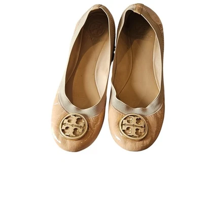 Sapatilhas Tory Burch tamanho 9 Caroline Ballet bege couro envernizado dourado nude - Imagem 1 de 4