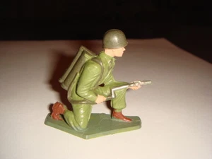 FIGURINE STARLUX MILITAIRE AMÉRICAIN VERT UNI ACCROUPI LANCE-FLAMME - Picture 1 of 1