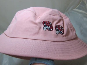 Sombrero Cubo Rosa Setas Bordadas NUEVO Nunca Usado Suave 9.75" Ajustable - Imagen 1 de 3