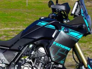 KIT ADESIVI GRAFICHE YAMAHA TENERE 700 VERDE ACQUA BL - GRAFICA 60° ANNIVERSARIO - Imagen 1 de 9