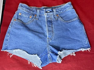 Levi’s 501 Damenshorts Größe 25 Knopfleiste hellblau Denim hoher Bund neu ohne Etikett - Bild 1 von 3