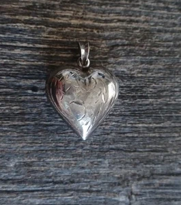 Vintage Nachlass Sterling Silber geätzt romantisch aufgeblähtes Herz hohl Anhänger Liebe - Bild 1 von 8