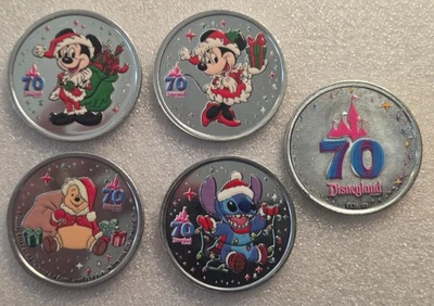 Disney Disneyland Navidad 2025 Monedas de Colores Juego de 4 Medallones Coloreados Foto 1 de 2