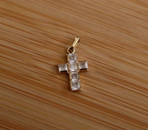 Colgante Cruz 750 Oro Amarillo 18ct Dije con Piedras Transparentes 1.2g - Imagen 1 de 5