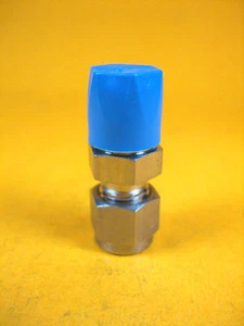 Swagelok - SS-400-1-6 - SS Connector, 1/4" Tube x 3/8" NPT - Picture 1 of 5