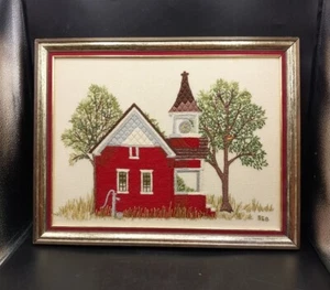 Vintage 1975 Corniciato Crewello Ricamo Quadro Scuola Rossa Casa Chiesa Campanile - Foto 1 di 24
